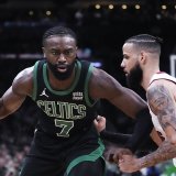 Jaylen Brown (7) déborde Caleb Martin pour une victoire probante de Boston. KEYSTONE/AP/Charles Krupa